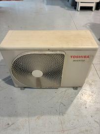 Unità esterna condizionatore Toshiba danneggiato