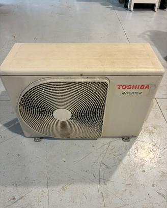 Unità esterna condizionatore Toshiba danneggiato