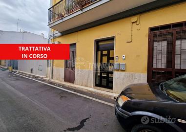 Casa con ingresso indipendente con cortile.