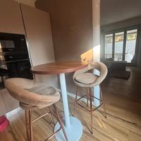 Tavolo alto tondo con sgabelli