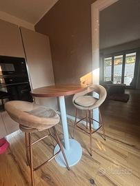 Tavolo alto tondo con sgabelli