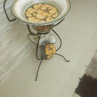 Lavabo in ceramica con piede in ferro battuto 