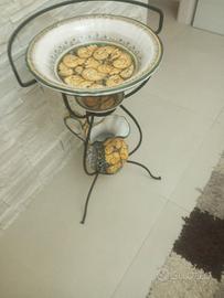 Lavabo in ceramica con piede in ferro battuto 