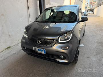 Vendi smart fourfour come nuova