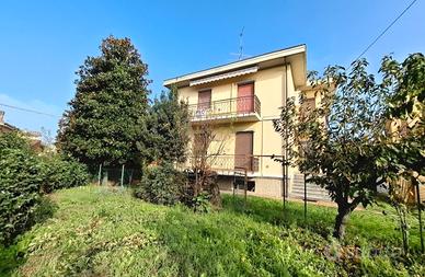 Villa Bifamiliare (2 appartamenti)+box+giardino