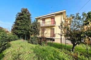 Villa Bifamiliare (2 appartamenti)+box+giardino