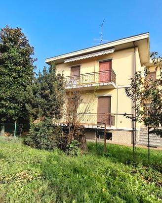 Villa Bifamiliare (2 appartamenti)+box+giardino