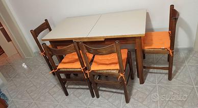 Tavola per pranzo con 6 sedie.