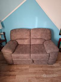 DIVANO CON POGGIAPIEDI 