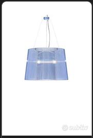 Lampadario Kartell azzurro.