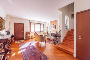 VILLA A SCHIERA A ARESE