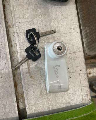 Bloccadisco e lucchetto con catena vespa