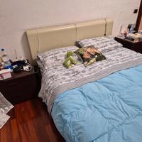 Letto matrimoniale, spalliera pelle, 2 comodini.