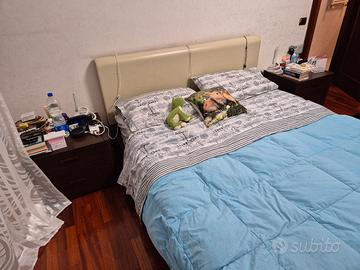 Letto matrimoniale, spalliera pelle, 2 comodini.