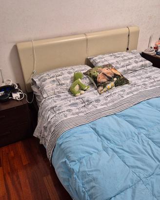 Letto matrimoniale, spalliera pelle, 2 comodini.