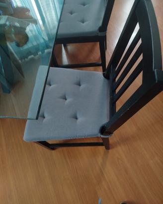 sedie in legno nere e bianche
