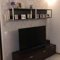 Salotto con mensole e mobile tv