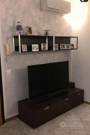 Salotto con mensole e mobile tv