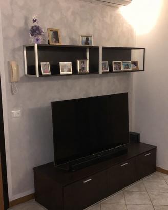 Salotto con mensole e mobile tv