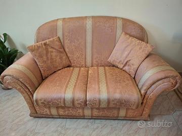 2 divani stile classico elegante.