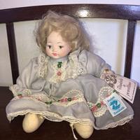 Bambola in porcellana da collezione