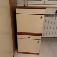 2 comodini ciliegia e beige