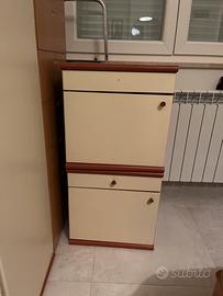 2 comodini ciliegia e beige