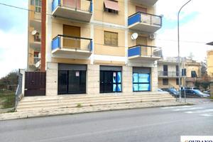 CAPACI: LOCALE CAT. C/1 CON SPAZIO ESTERNO