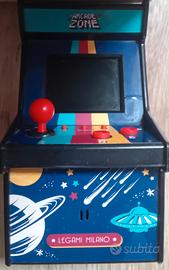 Console portatile per videogiochi in stile retrò