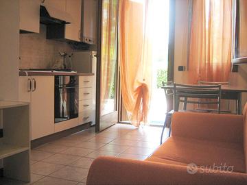 Mini arredato con ampio giardino