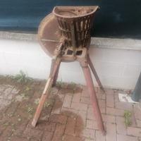 attrezzi agricoli antichi per arredo giardino