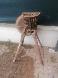 attrezzi agricoli antichi per arredo giardino