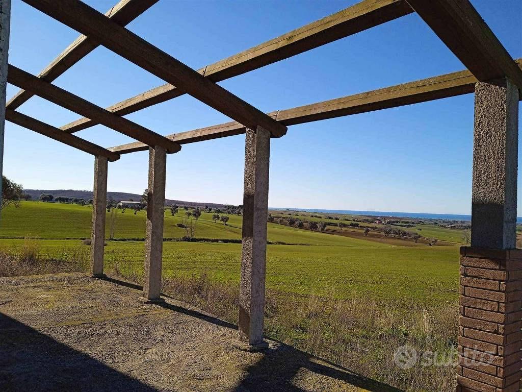Rustico / Casale di 280 m² con più di 5 locali a T - Vista 2