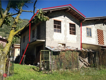 Rustico/casa con terreno/giardino