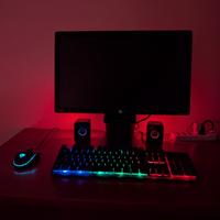 Tastiera, mouse e casse retroilluminati