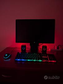 Tastiera, mouse e casse retroilluminati