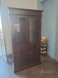 vetrinetta antica e divano letto una piazza