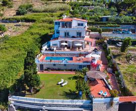 Gaeta mini appartamenti in villa con piscina