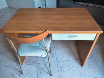 Scrivania e cassapanca