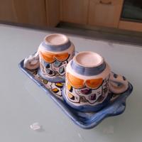 COPPIA DI TAZZINE CON VASSOIO IN CERAMICA DECORATA