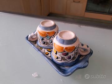 COPPIA DI TAZZINE CON VASSOIO IN CERAMICA DECORATA