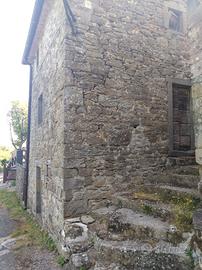 Rudere con tetto ristrutturato