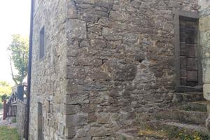 Rudere con tetto ristrutturato