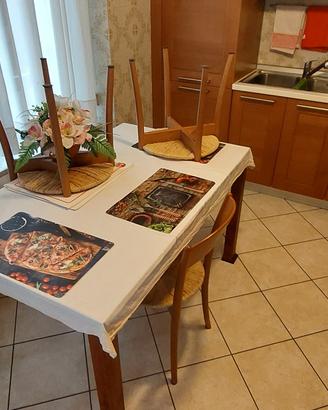 cucina marca Euromobil 260x285 con tavolo e sedie