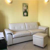DIVANO LETTO E POUF IN SIMILPELLE