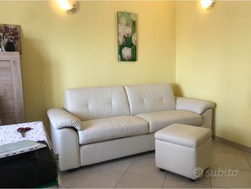 DIVANO LETTO E POUF IN SIMILPELLE