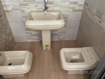 un set di sanitari da bagno