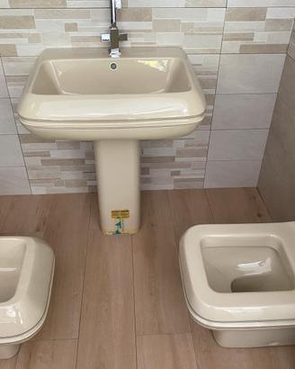 un set di sanitari da bagno