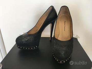 Decoltee in pelle nera con borchie, num 39