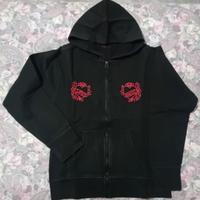 Felpa nera con cappuccio e zip due cuori ricamati
